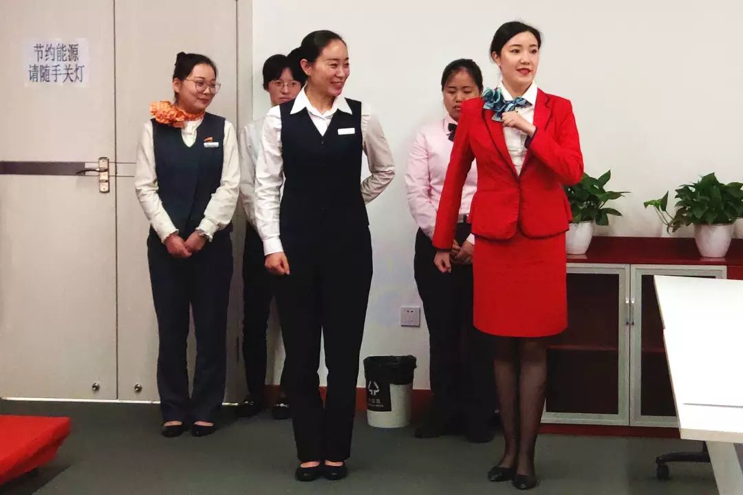 灿烂微笑，标准仪态 记磁浮公司服务礼仪培训